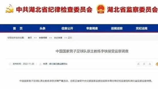 而站在她们身后的，则是他们的父亲——理查德。
