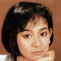 《斯宾塞》曝片场照 2021-03-07 戴安娜王妃传记片《斯宾塞》近日曝光德国拍摄片场照，主演克里斯汀·斯图尔特身着格子大衣亮相，从发型、外形到表情、神态都很贴近戴安娜王妃的真实形象。